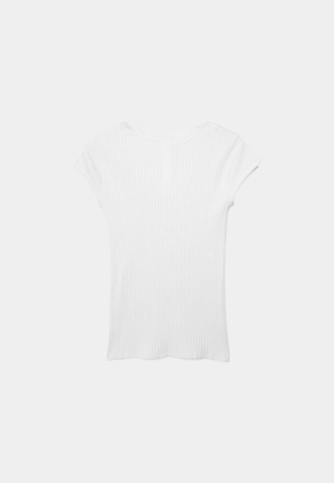 Τ-shirt με V λαιμόκοψη και δαντέλα, κοντά μανίκια σε σορτς Τ-shirt με V λαιμόκοψη και δαντέλα, κοντά μανίκια σε σορτς