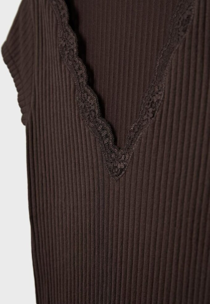 Τ-shirt με V λαιμόκοψη και δαντέλα, κοντά μανίκια σε σορτς Τ-shirt με V λαιμόκοψη και δαντέλα, κοντά μανίκια σε σορτς
