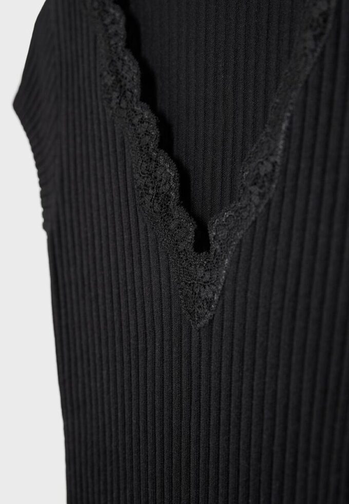 Τ-shirt με V λαιμόκοψη και δαντέλα, κοντά μανίκια σε σορτς Τ-shirt με V λαιμόκοψη και δαντέλα, κοντά μανίκια σε σορτς