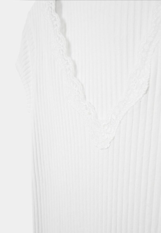 Τ-shirt με V λαιμόκοψη και δαντέλα, κοντά μανίκια σε σορτς Τ-shirt με V λαιμόκοψη και δαντέλα, κοντά μανίκια σε σορτς