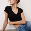 Τ-shirt με V λαιμόκοψη και κοντά μανίκια Τ-shirt με V λαιμόκοψη και κοντά μανίκια
