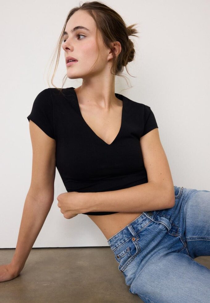 Τ-shirt με V λαιμόκοψη και κοντά μανίκια Τ-shirt με V λαιμόκοψη και κοντά μανίκια