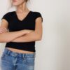 Τ-shirt με V λαιμόκοψη και κοντά μανίκια Τ-shirt με V λαιμόκοψη και κοντά μανίκια