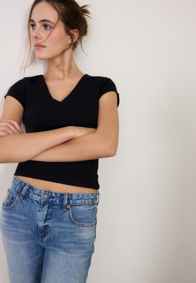 Τ-shirt με V λαιμόκοψη και κοντά μανίκια Τ-shirt με V λαιμόκοψη και κοντά μανίκια