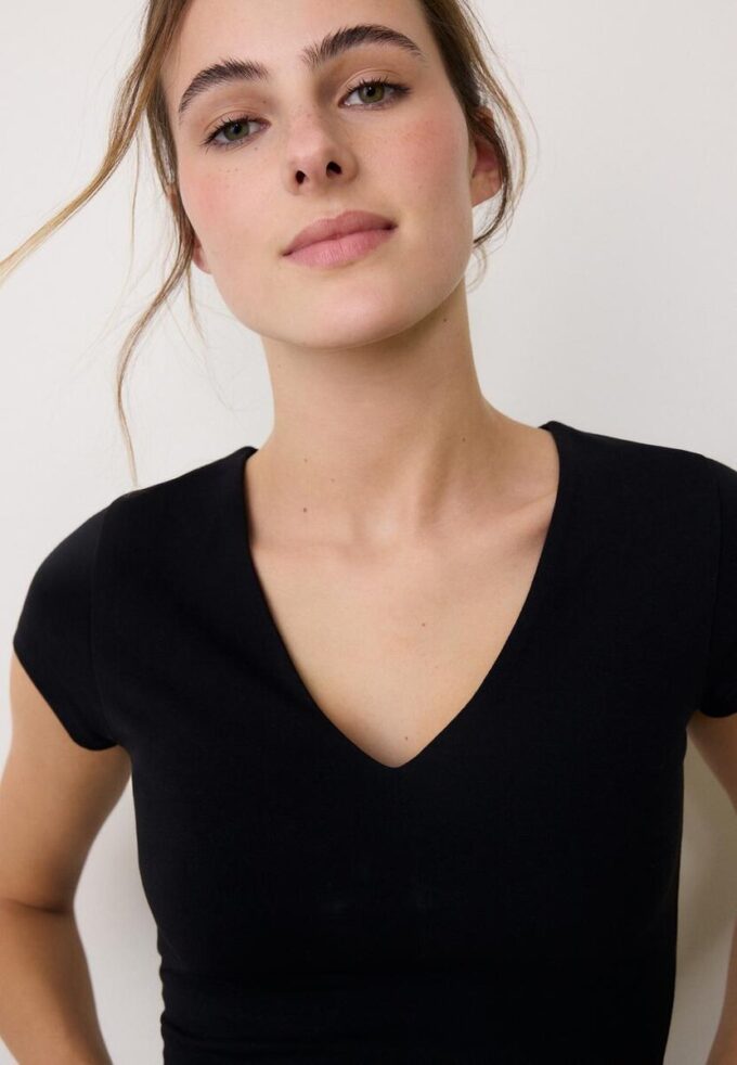 Τ-shirt με V λαιμόκοψη και κοντά μανίκια Τ-shirt με V λαιμόκοψη και κοντά μανίκια