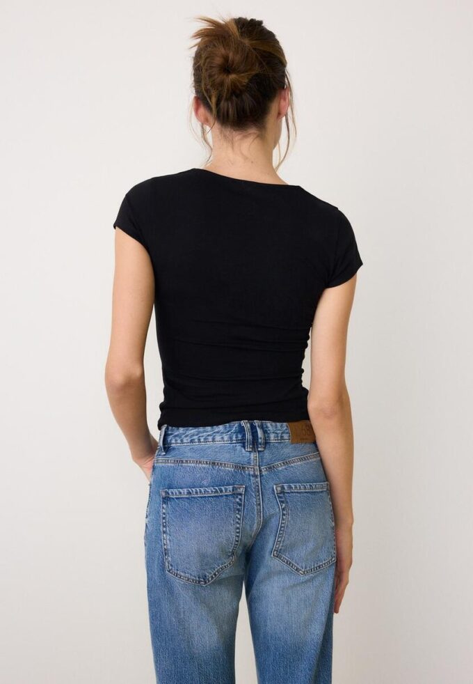 Τ-shirt με V λαιμόκοψη και κοντά μανίκια Τ-shirt με V λαιμόκοψη και κοντά μανίκια