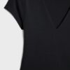 Τ-shirt με V λαιμόκοψη και κοντά μανίκια Τ-shirt με V λαιμόκοψη και κοντά μανίκια