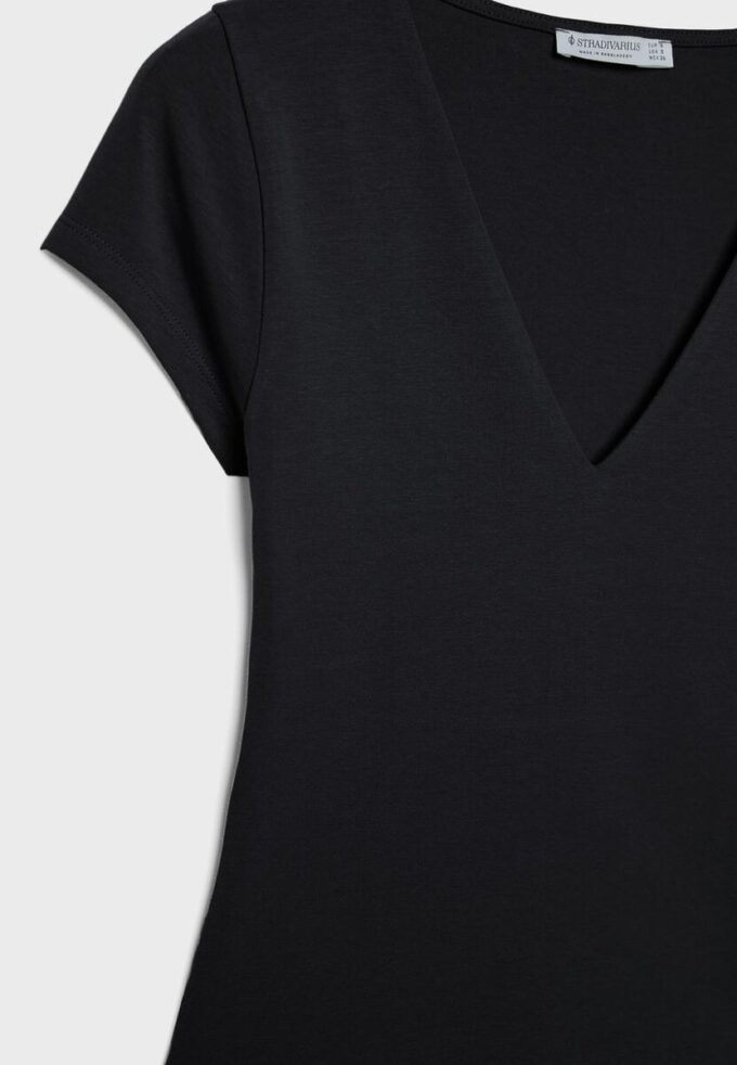 Τ-shirt με V λαιμόκοψη και κοντά μανίκια Τ-shirt με V λαιμόκοψη και κοντά μανίκια