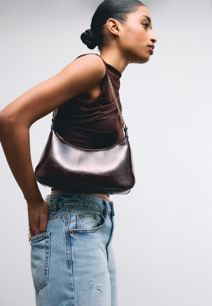 Τσάντα crossbody με αλυσίδες