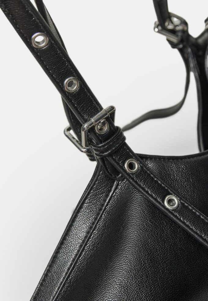 Τσάντα Tote με λεπτομέρεια μίνι αγκράφας