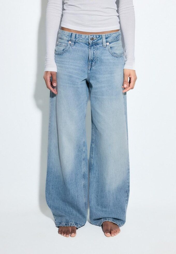 Τζιν χαμηλής μέσης με Wide Leg και λεπτομέρεια αστεριού Τζιν χαμηλής μέσης με Wide Leg και λεπτομέρεια αστεριού