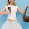 Βασικό εφαρμοστό T-shirt με πτυχώσεις Βασικό εφαρμοστό T-shirt με πτυχώσεις