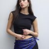 Βασικό εφαρμοστό T-shirt με πτυχώσεις Βασικό εφαρμοστό T-shirt με πτυχώσεις