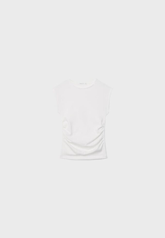 Βασικό εφαρμοστό T-shirt με πτυχώσεις Βασικό εφαρμοστό T-shirt με πτυχώσεις