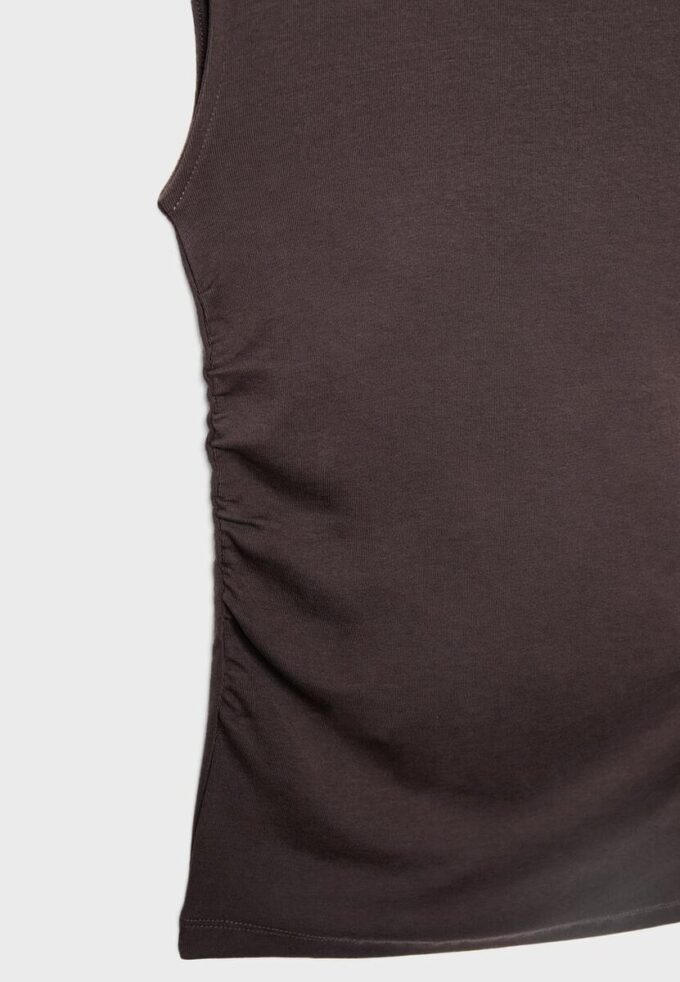 Βασικό εφαρμοστό T-shirt με πτυχώσεις Βασικό εφαρμοστό T-shirt με πτυχώσεις