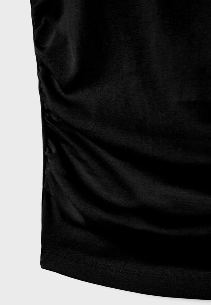 Βασικό εφαρμοστό T-shirt με πτυχώσεις Βασικό εφαρμοστό T-shirt με πτυχώσεις