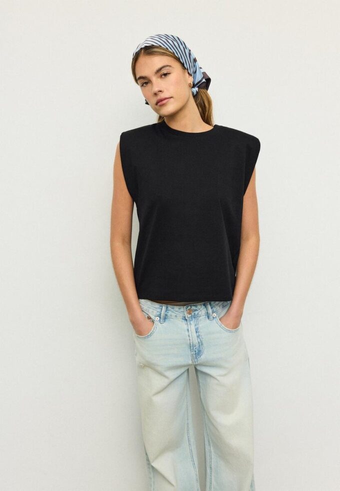 Βασικό T-shirt με επενδυμένους ώμους Βασικό T-shirt με επενδυμένους ώμους