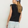 Βασικό T-shirt με επενδυμένους ώμους Βασικό T-shirt με επενδυμένους ώμους
