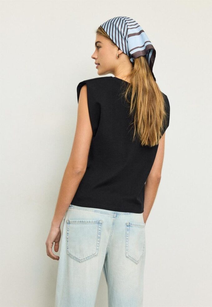Βασικό T-shirt με επενδυμένους ώμους Βασικό T-shirt με επενδυμένους ώμους