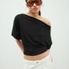 Βασικό T-shirt με μανίκια νυχτερίδα Βασικό T-shirt με μανίκια νυχτερίδα