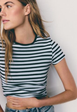 Βασικό T-shirt με ρίγες και στενή γραμμή