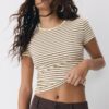 Βασικό T-shirt με ρίγες και στενή γραμμή Βασικό T-shirt με ρίγες και στενή γραμμή