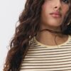 Βασικό T-shirt με ρίγες και στενή γραμμή Βασικό T-shirt με ρίγες και στενή γραμμή