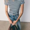 Βασικό T-shirt με ρίγες και στενή γραμμή Βασικό T-shirt με ρίγες και στενή γραμμή