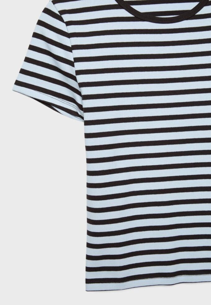 Βασικό T-shirt με ρίγες και στενή γραμμή Βασικό T-shirt με ρίγες και στενή γραμμή