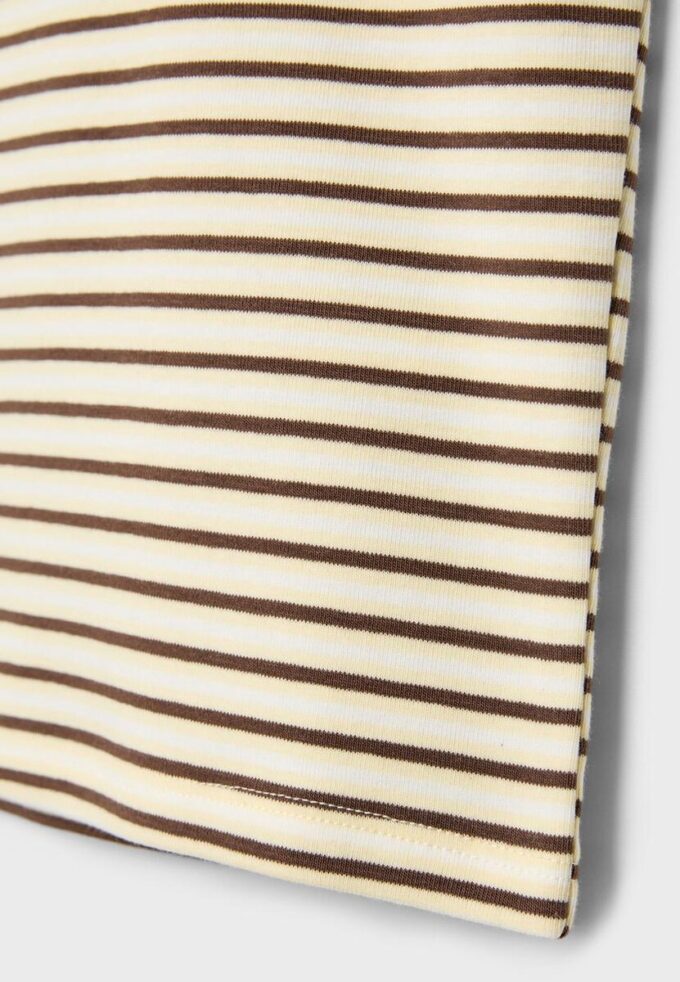 Βασικό T-shirt με ρίγες και στενή γραμμή Βασικό T-shirt με ρίγες και στενή γραμμή