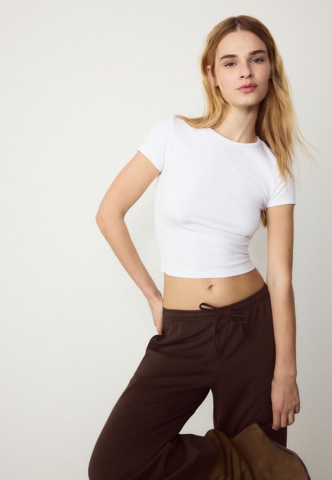 Βασικό T-shirt στενής γραμμής Βασικό T-shirt στενής γραμμής
